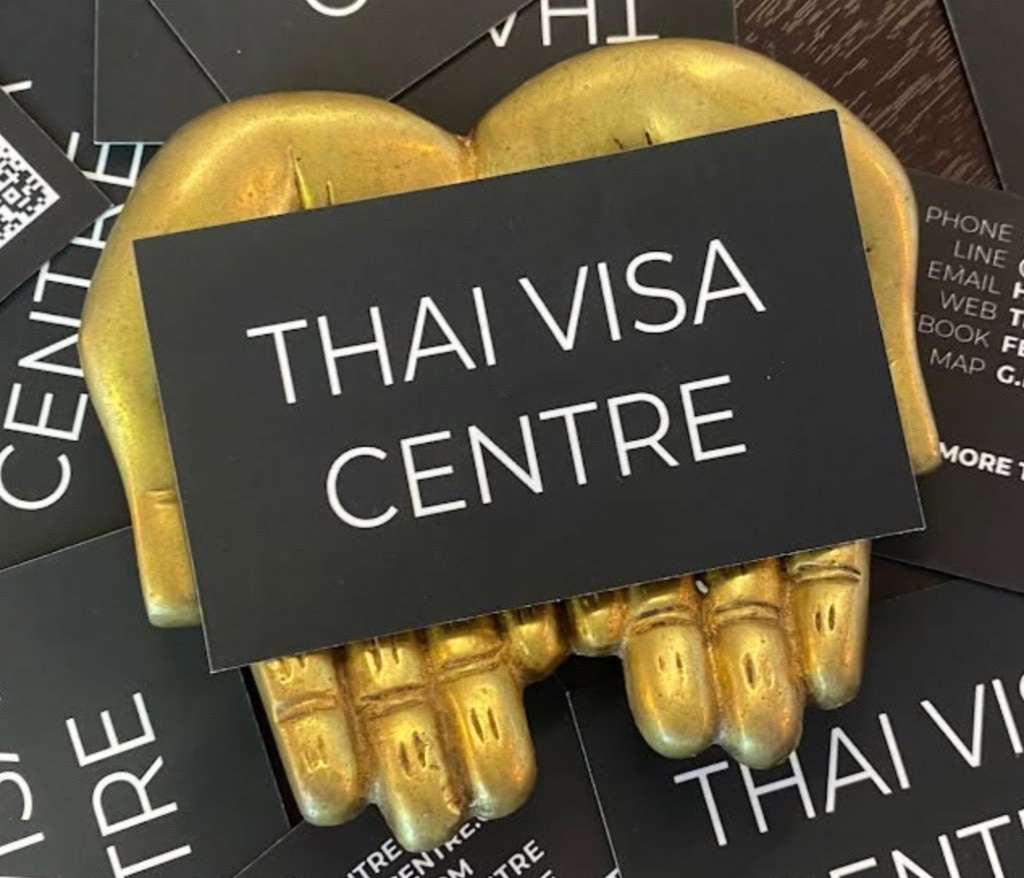بطاقات أعمال Thai Visa Centre على تمثال يد ذهبي