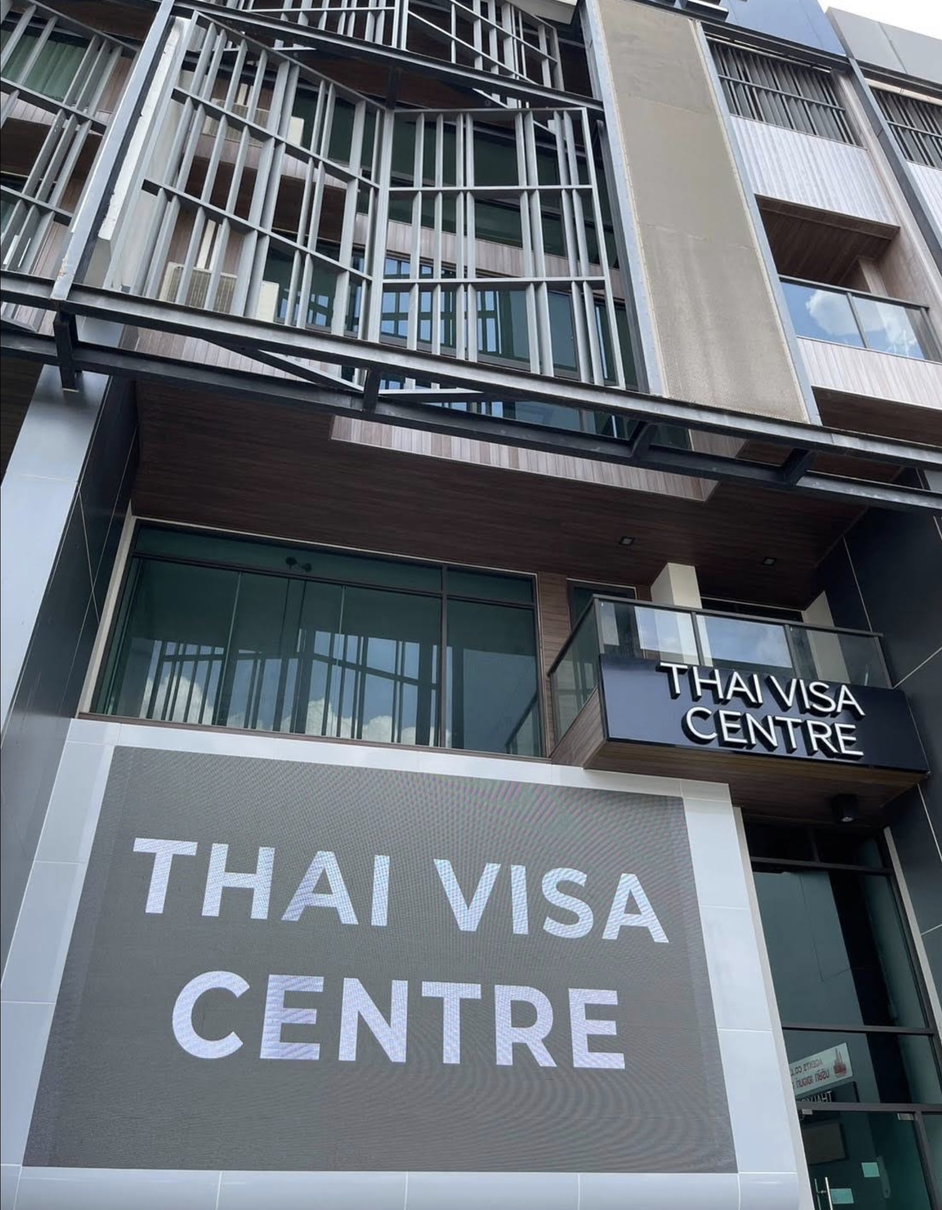 Entrada a nivell de carrer de l'oficina del Thai Visa Centre