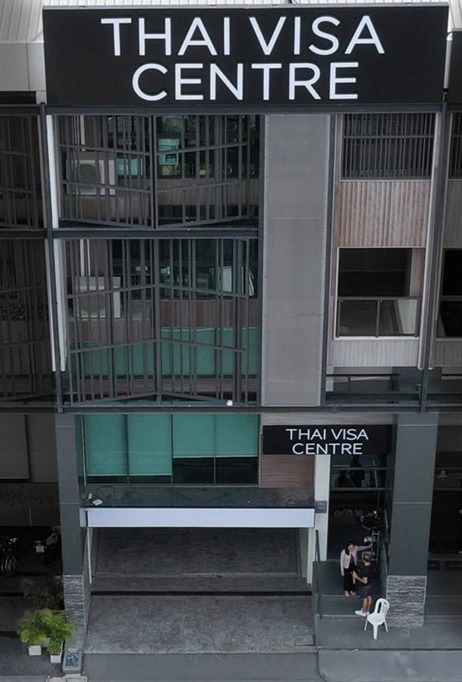 Vista frontal de l'oficina del Thai Visa Centre i la senyalització d'entrada